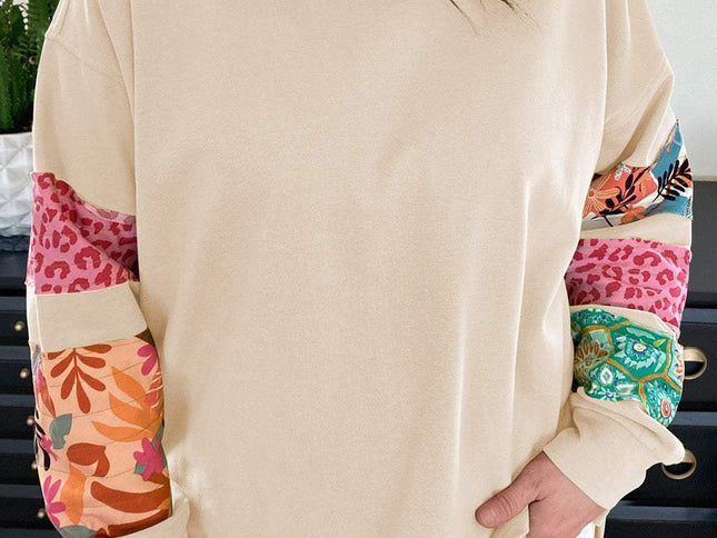 Beigefarbenes Plus-Size-Sweatshirt mit Patchwork-Ärmeln und geteiltem Print - Aurora Fashion Schweiz